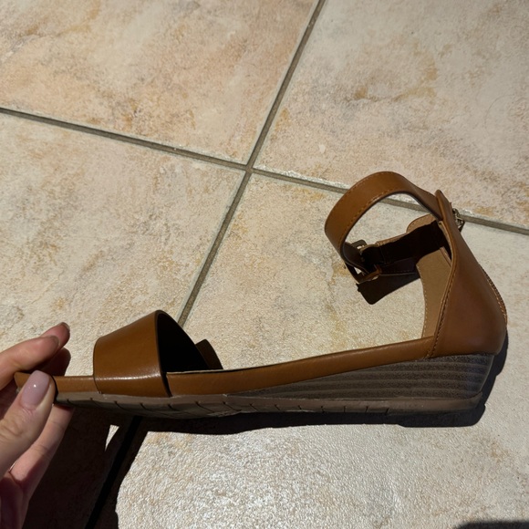 Kenneth Cole REACTION Women's Great Viber 2 Piece Wedge Sandal - Picture 3 of 5
